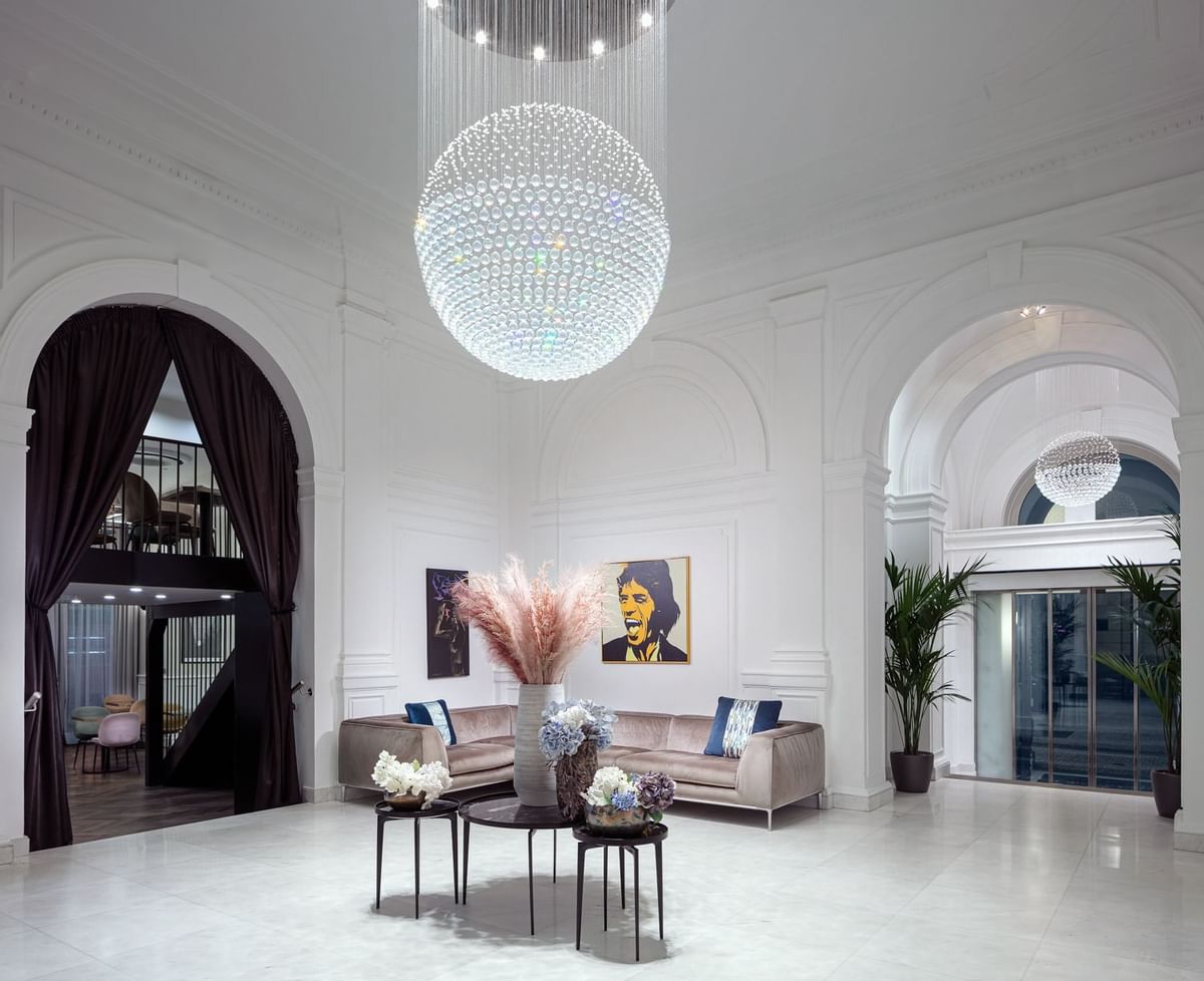 hotel-kings-court-lobby-i-e-mail